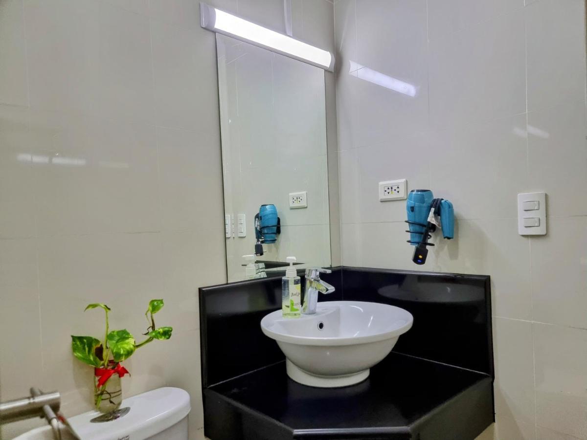 מנילה One Palm Tree Villas Condo Across Naia Terminal 3 מראה חיצוני תמונה